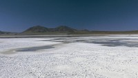 Salar del Huasco. Salar de Huasco telah mengalami penurunan level air dalam beberapa tahun terakhir. Para ilmuwan yakin hilangnya air ini disebabkan oleh perubahan iklim, yang mengurangi curah hujan di wilayah ini, atau penghilangan air akibat operasi penambangan litium. Salar de Atacama sumber penambangan litium terbesar di dunia, yang penting dalam produksi baterai isi ulang yang digunakan untuk HP, komputer dan mobil listrik. Getty Images