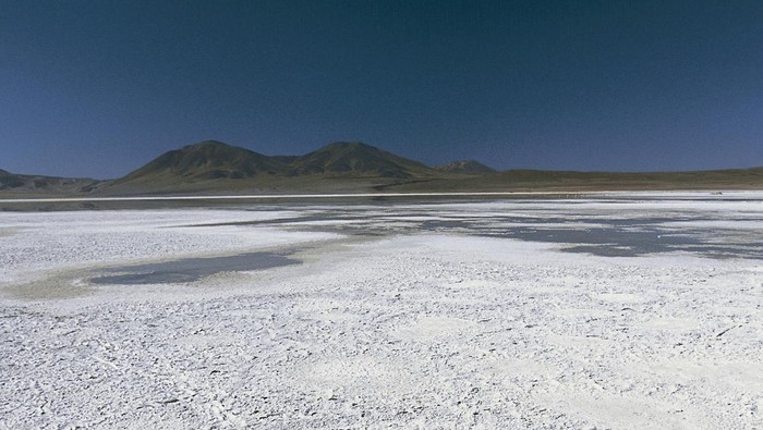 Salar de Atacama dikenal sebagai tempat yang kering di Pegunungan Andes, Chili. Salah satu perairan paling berbahaya dan sumber litium murni terbesar di Bumi.
