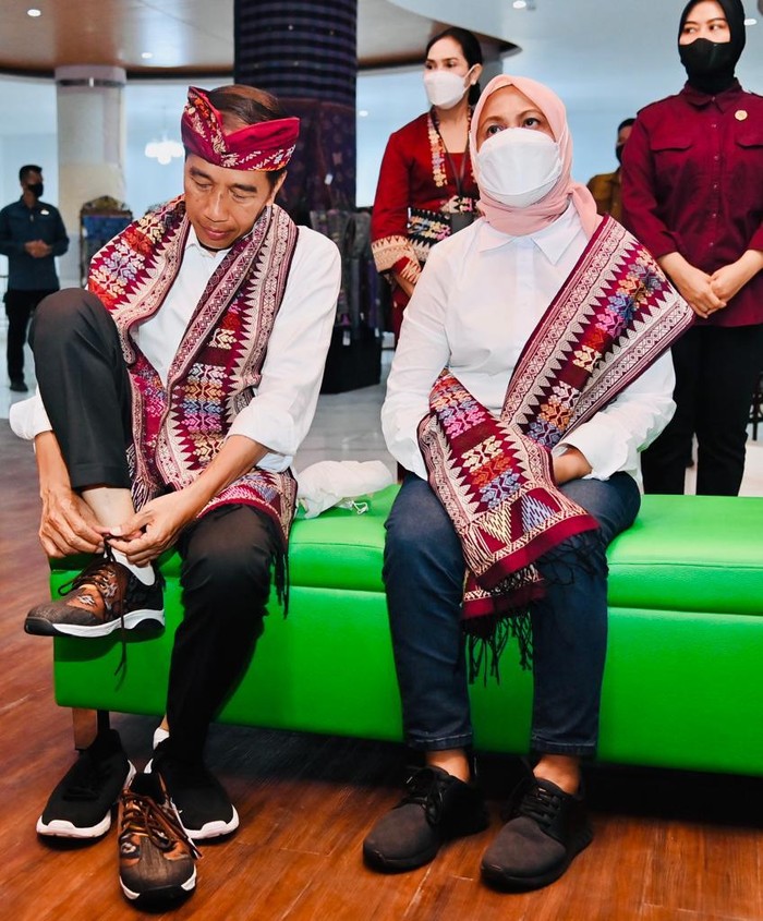 Presiden Jokowi mencoba sepatu hasil karya Kelompok Loka Swarna, Banjar Tegal Asih, Desa Batuagung, Kecamatan Jembrana saat kunjungannya ke Sentra Tenun Jembrana, Kamis (2/2/2023). (IST)