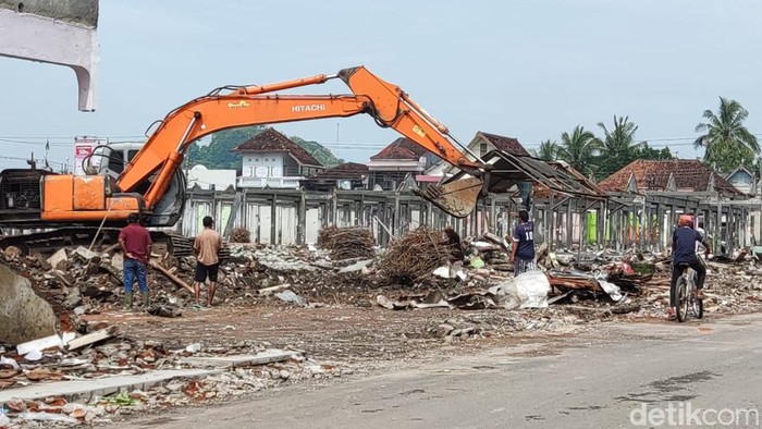 Proses pembongkaran Pasar Godean, Sleman. Foto diambil Jumat (3/2/2023).