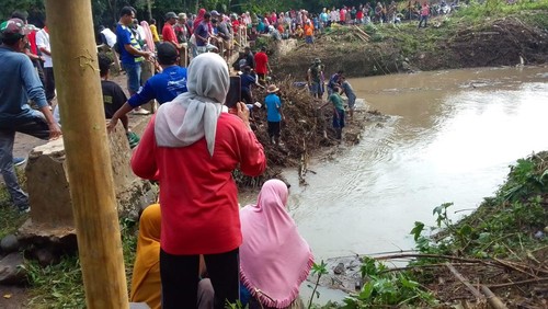 Proses pencarian seorang pria paruh baya di Kabupaten Bima, Nusa Tenggara Barat (NTB) yang dilaporkan hilang terseret arus sungai, Jumat (3/2/2023).