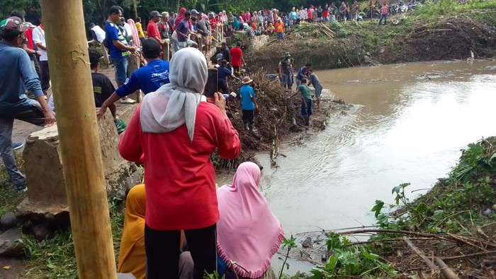 Proses pencarian seorang pria paruh baya di Kabupaten Bima, Nusa Tenggara Barat (NTB) yang dilaporkan hilang terseret arus sungai, Jumat (3/2/2023).