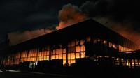 Api tampak membara di dalam pusat perbelanjaan tersebut. Asap juga membubung tinggi dari pusat perbelanjaan yang terbakar.