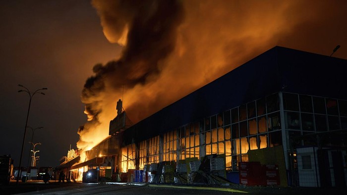 Kebakaran hebat melanda salah satu pusat perbelanjaan di Kherson, Ukraine, Jumat (3/2/2023). Kebakaran terjadi setelah pasukan Rusia melakukan penyerangan di pusat perbelanjaan tersebut.