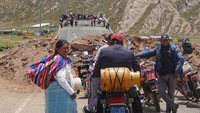 Warga Peru di kota perbatasan Desaguadero mengatakan mereka telah memulai pemogokan tanpa batas waktu sampai krisis politik di negara Andes itu terselesaikan.  