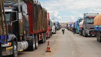 Lebih dari 300 truk diparkir dalam barisan paralel menunggu berakhirnya pemogokan yang diserukan oleh pendukung Presiden Peru yang dipecat, Pedro Castillo. Mereka memblokir jalan perbatasan antara Peru dan Bolivia, meninggalkan truk kargo terdampar di jalan.  
