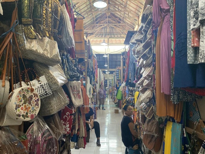 Renovasi Pasar Seni Guwang Sukawati atau Pasar Sukawati 2 akan dimulai April 2023. Tetapi, sampai saat ini, belum ada kepastian terkait relokasi pedagang yang berjumlah 800 orang itu. (Siti Mu’amalah)