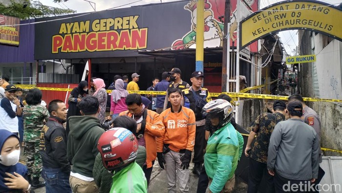 Resto ayam geprek di Bandung terbakar pada Jumat (3/2/2023). Dua karyawa mengalami luka bakar.
