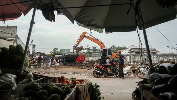 Revitalisasi Pasar Godean Terus Dikebut, Begini Progresnya Proses revitalisasi Pasar Godean terus berjalan. Pasar ini ditargetkan selesai pada kuartal pertama 2024 dengan biaya sekitar Rp106 milar.