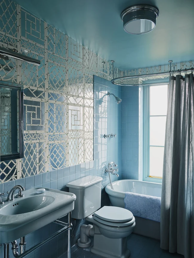 Walau halaman belakangnya sempit, pasangan ini berusaha semaksimal mungkin untuk memanfaatkan lahan tersebt. Terdapat dua sauna di area tersebut. (Foto: Simon Watson/Architectural Digest)