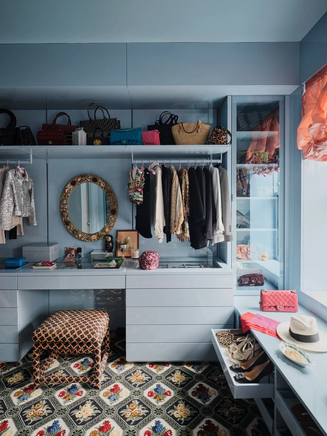 Aku tipe pemuda dari Westchester, jadi saya terbiasa dengan estetika yang di tengah-tengah. Tapi aku suka dengan apa yang istriku buat dan dia tidak takut untuk ambil risiko, kata David Harbor. (Foto: Simon Watson/Architectural Digest)