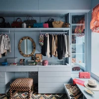 Aku tipe pemuda dari Westchester, jadi saya terbiasa dengan estetika yang di tengah-tengah. Tapi aku suka dengan apa yang istriku buat dan dia tidak takut untuk ambil risiko, kata David Harbor. (Foto: Simon Watson/Architectural Digest)