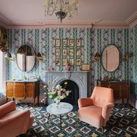Lily yang sangat berperan dalam memberikan ide. Setiap kali saya mencoba memasukkan desain yang lebih kalem, dia malah akan membuatnya lebih meriah, kata Billy Cotton. (Foto: Simon Watson/Architectural Digest)
