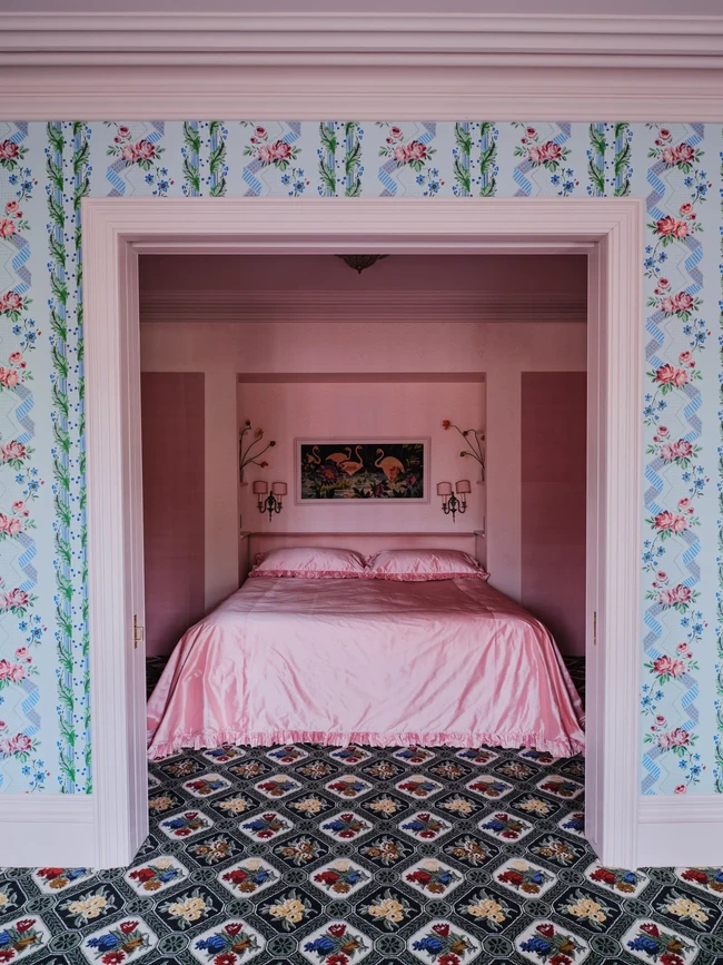 Saking meriahnya, kedua anak Lily dari pernikahan sebelumnya menyebut tempat tinggal mereka rumah badut. Mereka mengutarakannya bukan untuk mengejek, ungkap penyanyi Not Fair itu. (Foto: Simon Watson/Architectural Digest)