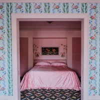 Saking meriahnya, kedua anak Lily dari pernikahan sebelumnya menyebut tempat tinggal mereka rumah badut. Mereka mengutarakannya bukan untuk mengejek, ungkap penyanyi Not Fair itu. (Foto: Simon Watson/Architectural Digest)