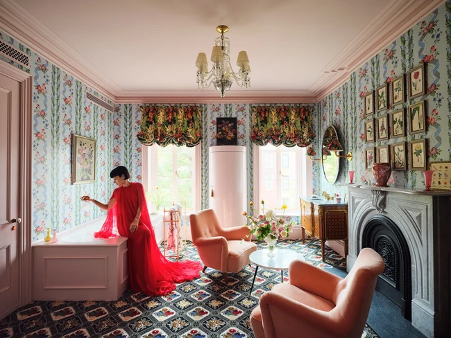 Eksentrik, vintage, tapi tetap kekinian. Mungkin kata-kata tersebut cocok untuk mendeskripsikan rumah tersebut. Segala sesuatu serba maksimalis, mulai dari motif yang menghiasi dinding, hingga furnitur yang mengisi rumah tersebut. (Foto: Simon Watson/Architectural Digest)