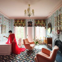 Eksentrik, vintage, tapi tetap kekinian. Mungkin kata-kata tersebut cocok untuk mendeskripsikan rumah tersebut. Segala sesuatu serba maksimalis, mulai dari motif yang menghiasi dinding, hingga furnitur yang mengisi rumah tersebut. (Foto: Simon Watson/Architectural Digest)