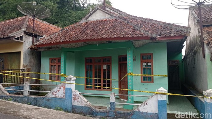 Rumah yang jadi lokasi pembunuhan kakak oleh adiknya di Tasikmalaya pada Jumat (3/2/2023) dini hari.