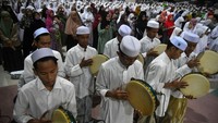 Tak hanya membaca shalawat, sejumlah santri juga memainkan alat musik hadroh saat acara puncak seribu kali khataman Al-Quran tersebut.