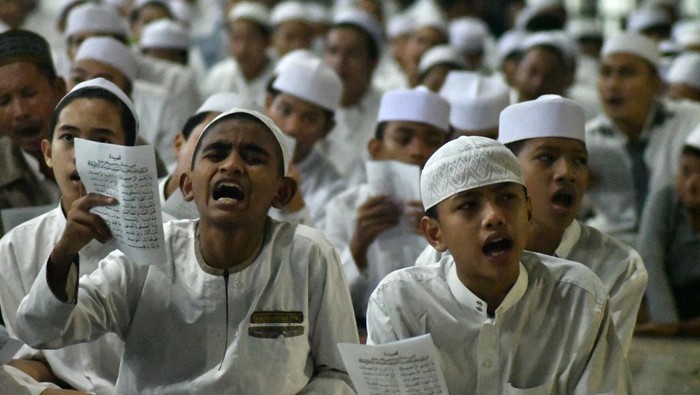 Sejumlah ulama, pimpinan pondok pesantren dan wali santri mengikuti acara puncak seribu kali khataman Alquran di Pondok Pesantren Hamalatul Quran Al-Falakiyah, Pagentongan, Kota Bogor, Jawa Barat, Kamis (2/2/2023) malam. Kegiatan seribu kali khataman Alquran yang dilakukan seluruh santri di Pondok Pesantren tersebut dalam rangka menyambut bulan Rajab sekaligus sebagai syiar bagi umat muslim untuk selalu membaca Alquran. ANTARA FOTO/Arif Firmansyah/hp.