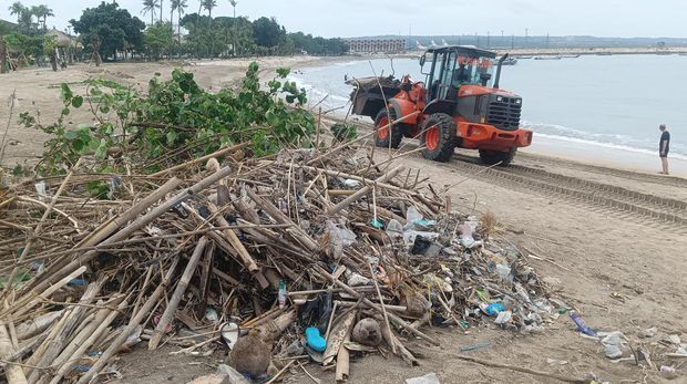 Sampah kiriman di Pantai Jerman, Kuta, Badung, Bali, Kamis (2/2/2023). (Foto: Triwidiyanti/detikBali)
