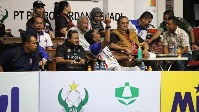 SBY SAKSIKAN PROLIGA Presiden ke-6 RI Susilo Bambang Yudhoyono (kanan) menyaksikan pertandingan Palembang Bank Sumselbabel melawan Jakarta Lavani Allo Bank pada pertandingan putaran kedua minggu pertama PLN Mobile Proliga 2023 di GOR Tri Dharma, Gresik, Jawa Timur, Kamis (2/2/2023). Jakarta Lavani Allo Bank kalahkan Palembang Bank Sumselbabel dengan skor 3-0 (25-23, 25-16, 25-20). ANTARA FOTO/Rizal Hanafi