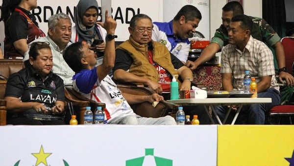 Momen SBY Nonton Proliga di Gresik