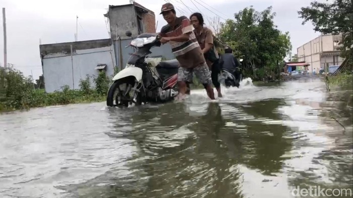 Sejumlah Jalan Poros Desa di Lamongan Mulai Tergenang Air