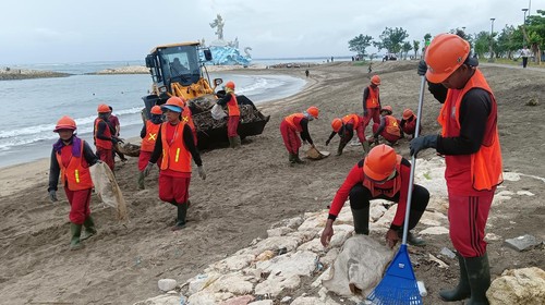 Sejumlah OPD di Badung membersihkan sampah kiriman di Pantai Jerman, Jumat (03/02/2023).