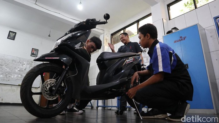 Siswa SMKN 8 Bandung ciptakan motor listrik.