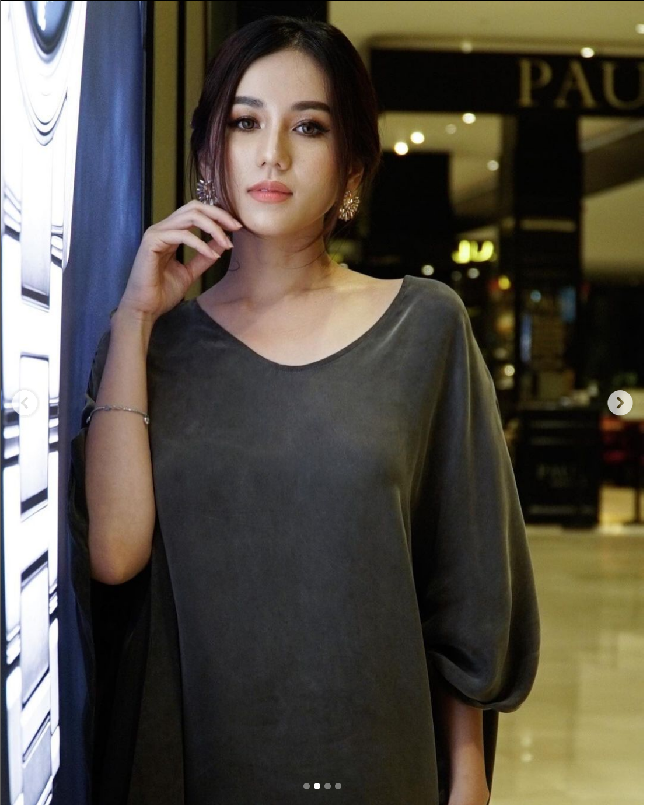 Melalui unggahan Instagram Story, Bella Astillah juga memperlihatkan tangkapan layar percakapannya dengan Sophia AlBarakbah via WhatsApp. Terlihat Sophia meminta Bella tidak mengekspos perilakunya .“Tolong maafkan aku Bella. Tolong jangan bilang pada orangtuaku. Mereka sudah tua. Ayahku bisa terkena serangan jatung jika dia tahu,” begitu Sophia AlBarakbah menulis.Foto: Instagram