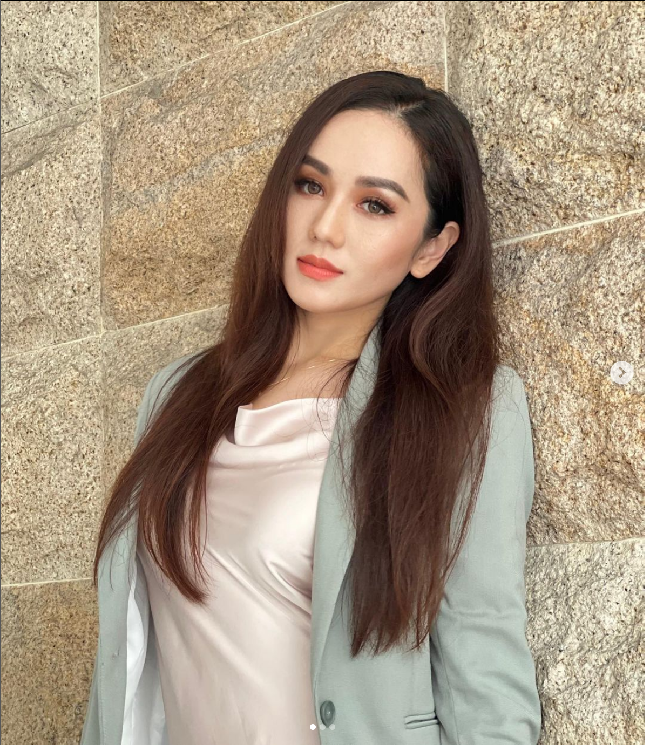 Sophia Albarakbah yang juga dikenal dengan nama Sophia Koshka terkenal sebagai aktris Malaysia. Beberapa karyanya di antaranya membintangi Miimaland, Pasal Kau!, Tercipta Satu Ikatan (2020) dan Hadiah Dari Tuhan (2020). Foto: Instagram