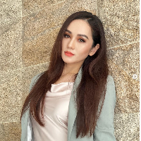 Sophia Albarakbah yang juga dikenal dengan nama Sophia Koshka terkenal sebagai aktris Malaysia. Beberapa karyanya di antaranya membintangi Miimaland, Pasal Kau!, Tercipta Satu Ikatan (2020) dan Hadiah Dari Tuhan (2020). Foto: Instagram