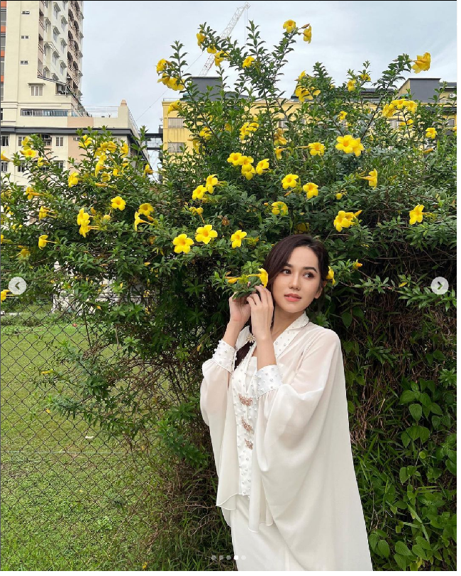 Bella Astillah yang juga dikenal sebagai penyanyi dan aktris mengungkapkan dalam sebuah wawancara kalau suaminya setiap harinya mendapatkan missed call dari seorang aktris terkenal. Dan belakangan terungkap sosok aktris itu adalah Sophia AlBarakbah. Foto: Instagram