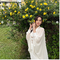 Bella Astillah yang juga dikenal sebagai penyanyi dan aktris mengungkapkan dalam sebuah wawancara kalau suaminya setiap harinya mendapatkan missed call dari seorang aktris terkenal. Dan belakangan terungkap sosok aktris itu adalah Sophia AlBarakbah. Foto: Instagram