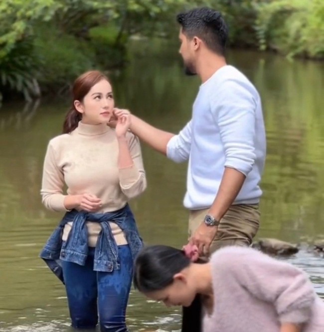 Memiliki paras yang kerap dipuji cantik oleh penggemarnya, Sophia merupakan aktris keturunan Melayu, China dan Arab. Dia dituduh menggoda suami Bella Astillah, Aliff Aziz, yang merupakan lawan main Sophia dalam serial drama Ku Akad Kau Dengan Bismillah. Foto: Instagram