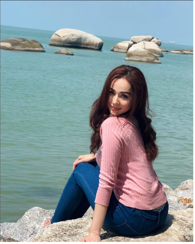 “Aku shock dan marah. Dia bahkan mengirimiku pesan dan bilang mau berteman denganku. Aku bilang tidak mau. Aku merasa tidak dihargai sebagai istri. Aku tenang karena Aliff dan aku sudah menyelesaikan masalah ini secara dewasa,” kata Bella Astillah soal Sophia AlBarakbah. Foto: Instagram