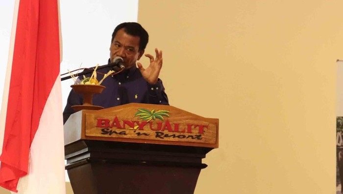 Penjabat Bupati Buleleng I Ketut Lihadnyana melakukan sosialiasi inovasi teknologi wolbachia untuk menekan penyebaran kasus demam berdarah (DBD), Jumat (3/2/2023).