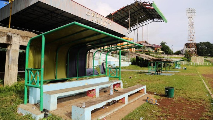 Kondisi tempat duduk pemain dipenuhi sampah bekas di Stadion Gelora Kie Raha, Kota Ternate, Maluku Utara, Jumat (3/2/2023). Lapangan Gelora Kie Raha, Kota Ternate, Maluku Utara, Jumat (3/2/2023). Stadion Gelora Kie Raha yang terletak di pusat Kota Ternate itu berdiri sejak tahun 1958 merupakan markas tim sepak bola Persiter Ternate tersebut kondisinya sangat memprihatinkan dan terbengkalai dengan berbagai macam kerusakan seperti atap tribun utama penonton, tempat duduk pemain, dan lapangan yang tidak merata sehingga tidak ada perhatian serius dari Pemerintah maupun dinas terkait. ANTARA FOTO/Andri Saputra/hp.