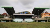 Kondisi tribun utama penonton yang rusak, Jumat (3/2/2023). Selain itu, lapangan di stadion itu juga tidak rata atau bergelombang.