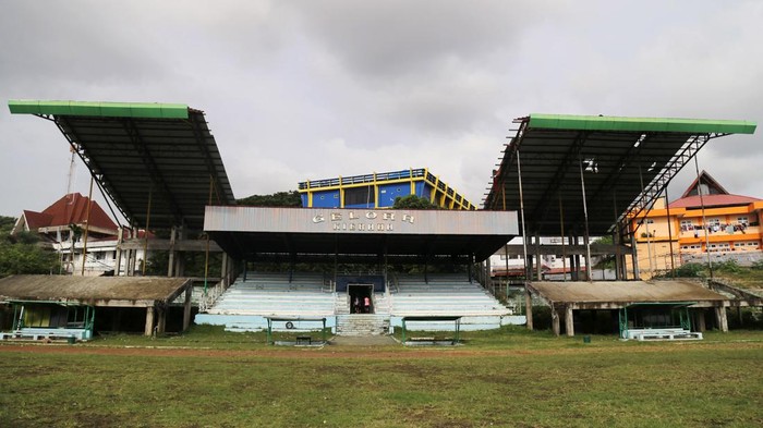 Kondisi tempat duduk pemain dipenuhi sampah bekas di Stadion Gelora Kie Raha, Kota Ternate, Maluku Utara, Jumat (3/2/2023). Lapangan Gelora Kie Raha, Kota Ternate, Maluku Utara, Jumat (3/2/2023). Stadion Gelora Kie Raha yang terletak di pusat Kota Ternate itu berdiri sejak tahun 1958 merupakan markas tim sepak bola Persiter Ternate tersebut kondisinya sangat memprihatinkan dan terbengkalai dengan berbagai macam kerusakan seperti atap tribun utama penonton, tempat duduk pemain, dan lapangan yang tidak merata sehingga tidak ada perhatian serius dari Pemerintah maupun dinas terkait. ANTARA FOTO/Andri Saputra/hp.