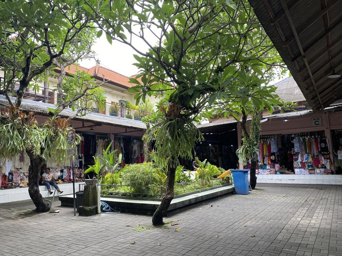 Sudut yang akan direnovasi di Pasar Seni Sukawati ini nantinya akan ditambahkan taman. (Siti Muamalah)