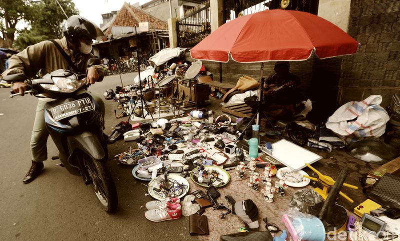 Barang bekas tak selalu identik dengan sesuatu yang tak terpakai. Di Jakarta ada beberapa pasar loak yang cukup populer. Berikut dua diantaranya.Di Pasar Jembatan Item Jatinegara dan Kebayoran Lama inilah lumayan sudah tersohor dan sellau jadi pilihan warga Ibu Kota berbelanja. Nggak semua barang bekas itu tak terpakai, ada juga kok barang bekas yang masih memiliki nilai ekonomi.