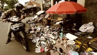 Kedua pasar inilah yang bisa menjadi tempat belanja alternatif warga dari berbagai kalangan. Bebagai jenis kebutuhan barang disini tersedia cukup lengkap, mulai dari barang perkakas, komponen otomotif, pakaian, sepatu alat elektronik seperti TV, Radio, handphone dan barang kesenian seperti lukisan dan guci juga bisa kita temui disini.