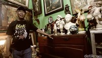 Nggak cuma barang bekas, ada juga barang-barang antik yang tersedi disana. Salah satunya adalah Gandi yang telah 10 tahun bergelut dibidang jual beli barang antik. Sebelumnya ia juga pernah berjualan di Jalan Surabaya. 