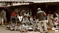 Barang-barang disini dibanderol dengan harga yang sangat murah dengan kualitas yang bagus asalkan pandai memilah. Jika para pembeli pintar menawar, pedagang tak ragu menurunkan harga dagangannya.