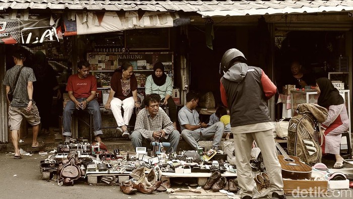 Barang bekas tak selalu identik dengan sesuatu yang tak terpakai. Di Jakarta ada beberapa pasar loak yang cukup populer. Berikut dua diantaranya.

Di Pasar Jembatan Item Jatinegara dan Kebayoran Lama inilah lumayan sudah tersohor dan sellau jadi pilihan warga Ibu Kota berbelanja. Nggak semua barang bekas itu tak terpakai, ada juga kok barang bekas yang masih memiliki nilai ekonomi.