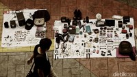 Sementara itu, Pasar Loak Kebayoran lama terletak di samping stasiun kereta api Kebayoran Lama, Jakarta Selatan. Barang yang ditawarkan sangat beragam, mulai dari berbagai aksesoris, sepatu, dompet, jam, gitar, kamera, helm, baju, kipas angin, handphone, peralatan dapur, kaset, pajangan, hingga barang-barang antik. Sebagian pedagang ada juga yang membeli barang melalui pedagang loak keliling. Pedagang loak keliling biasanya mendapatkan barang dari jual beli rumah ke rumah.