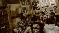 Di pasar loak Kebayoran lama terdapat tempat yang sangat menarik bertemakan vintage yaitu Kampoeng Gallery sangat populer dikalangan anak muda. Tidak hanya menawarkan makanan dan minuman, Kampoeng Gallery juga menjual barang antik, kaset, mobil hot wheels dan menyediakan buku bacaan.  