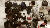 Barang-barang yang didapatkan oleh pedagang loak sangat beragam, sebagian membeli dari orang yang datang untuk menawarkan, kemudian barang yang dibeli bisa langsung dijual kembali dengan tetap memperhatikan kualitas barangnya. 